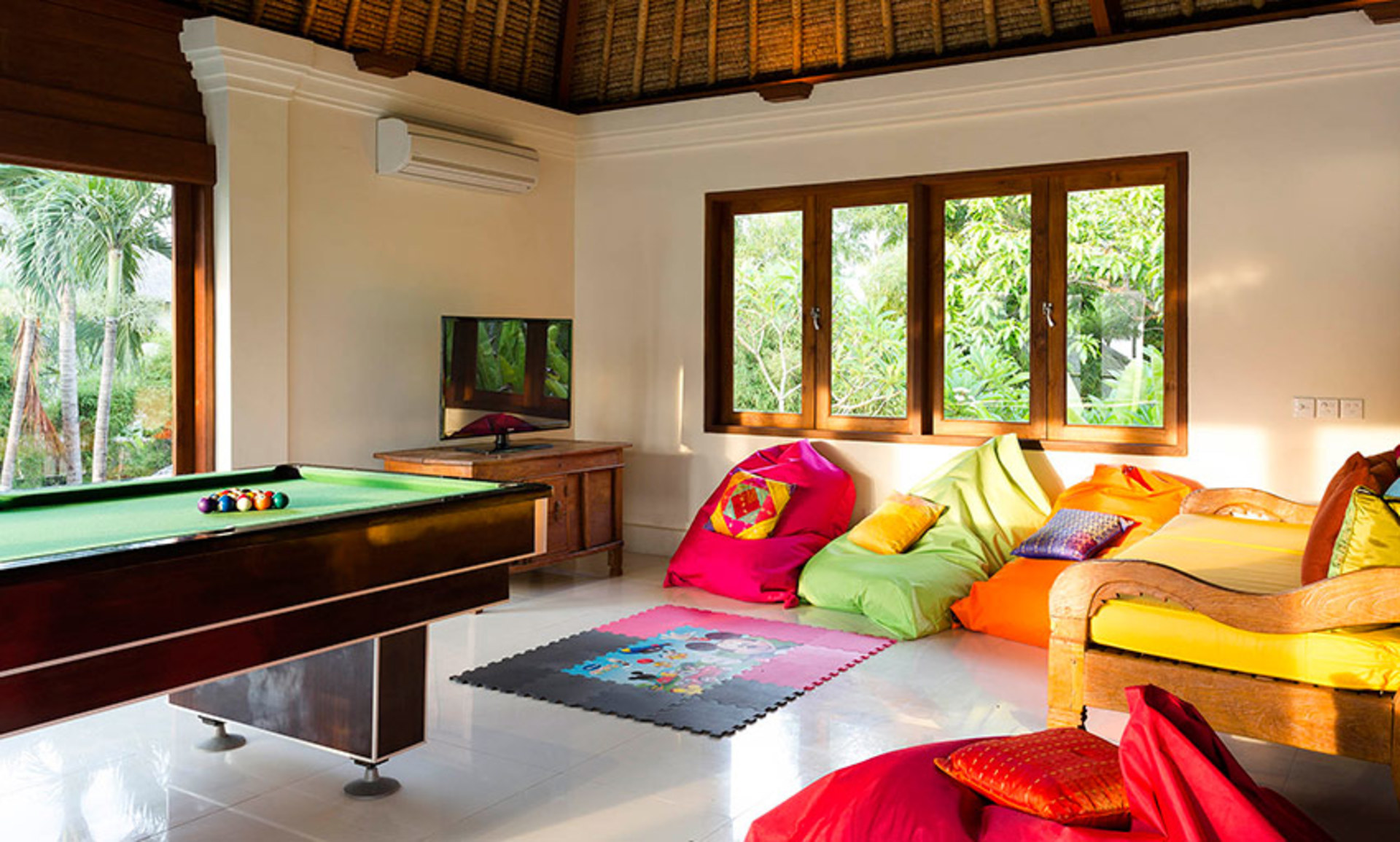 Bali Villa 1023: Ocean Bliss & Poolside Serenity