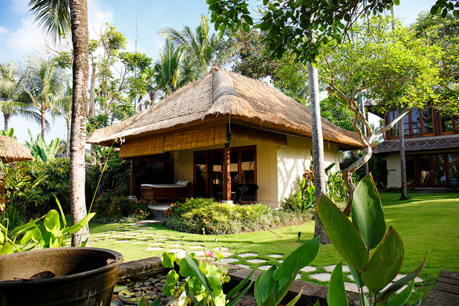 Bali Villa 1023: Ocean Bliss & Poolside Serenity