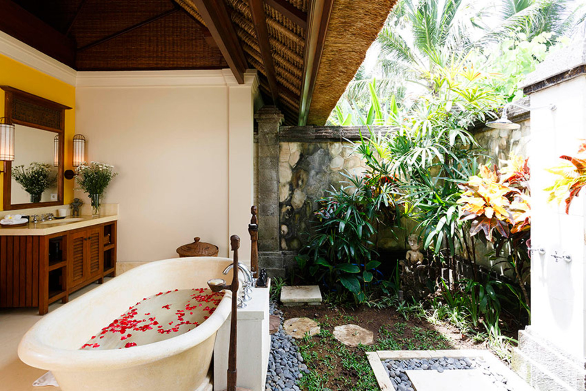 Bali Villa 1023: Ocean Bliss & Poolside Serenity
