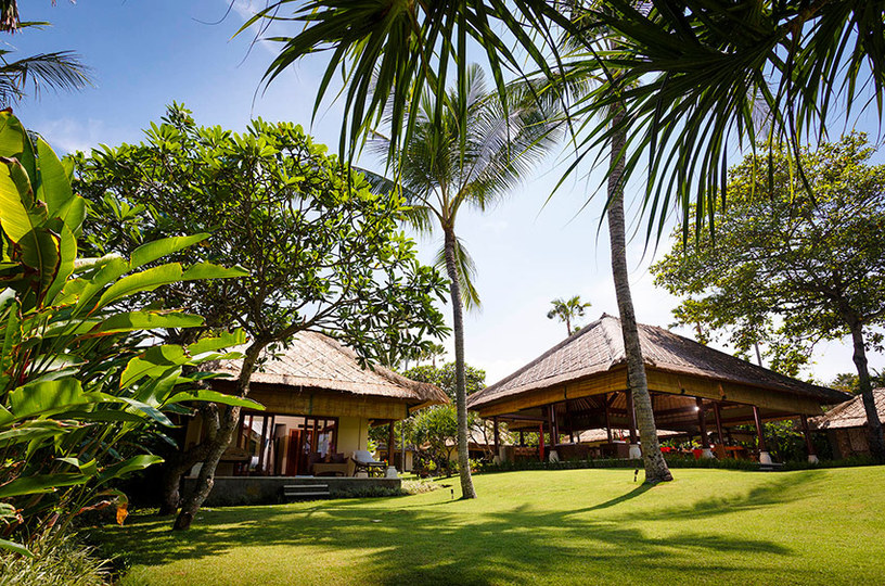 Bali Villa 1023: Ocean Bliss & Poolside Serenity