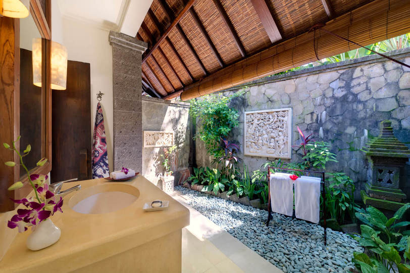 Tropical Luxury Steps from the Sand – Bali Villa 1034