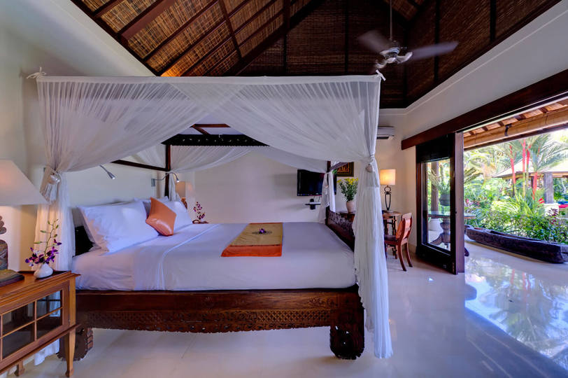 Tropical Luxury Steps from the Sand – Bali Villa 1034