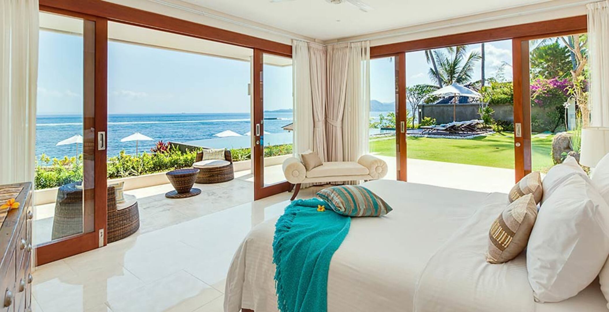 Beautiful Seafront Villa with Private Pool – Bali Villa 1041