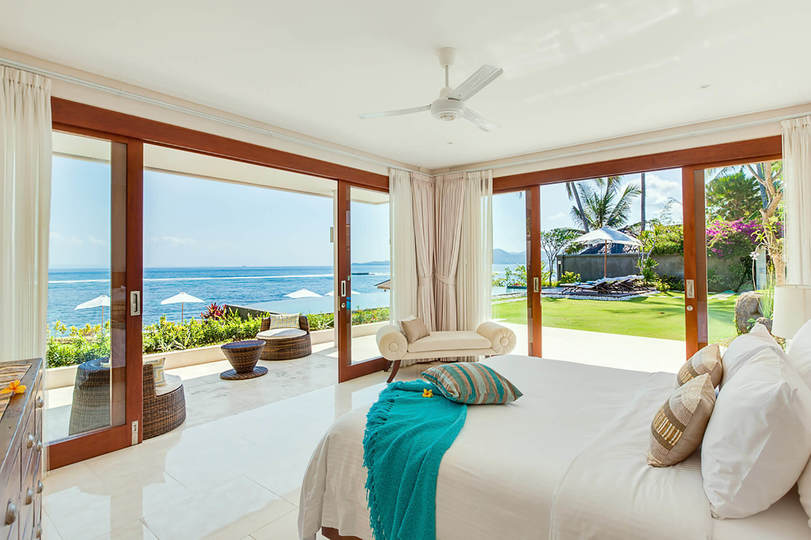 Beautiful Seafront Villa with Private Pool – Bali Villa 1041