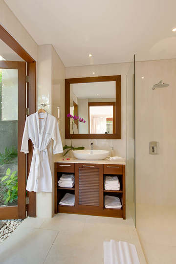 Beautiful Seafront Villa with Private Pool – Bali Villa 1041