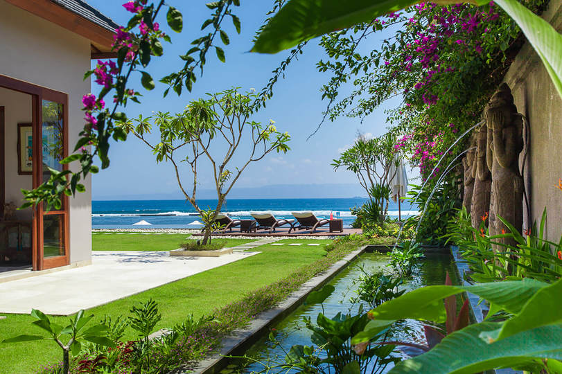 Beautiful Seafront Villa with Private Pool – Bali Villa 1041