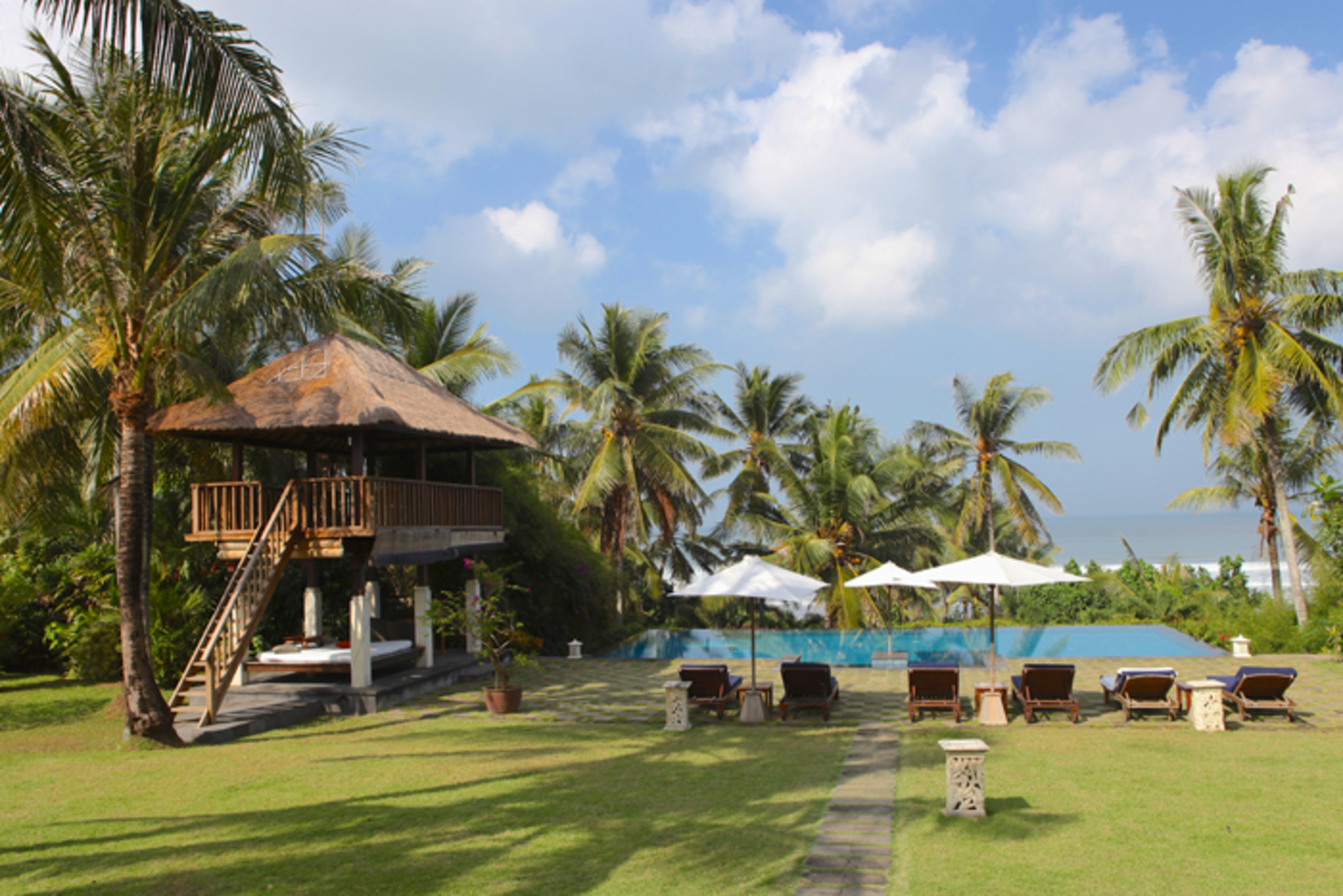 Private Beachside Escape with Lush Grounds – Bali Villa 1044
