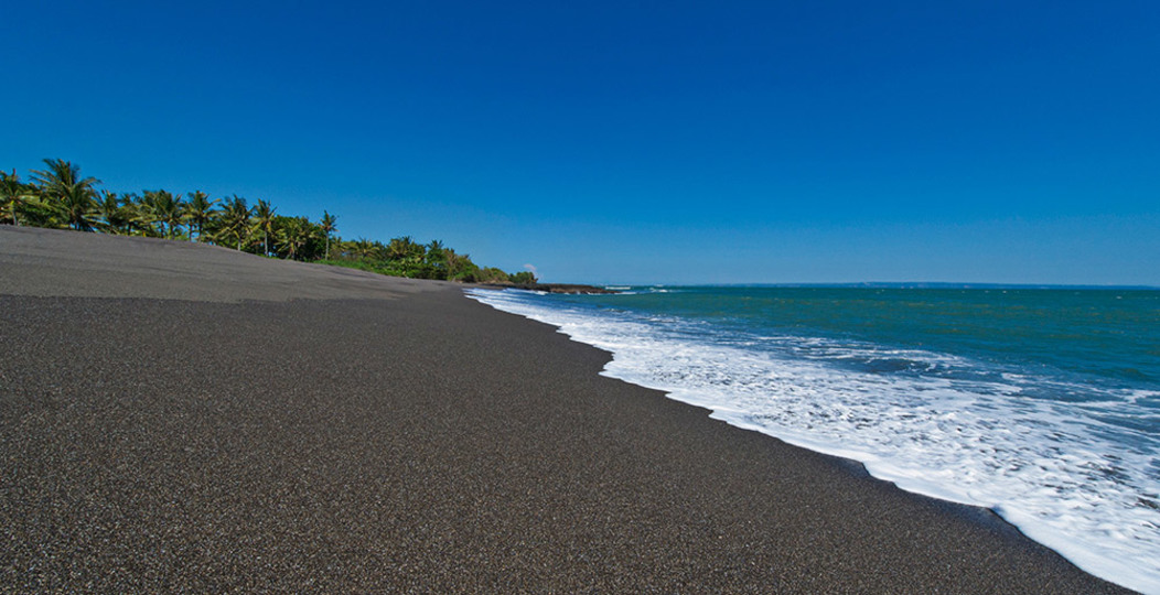 Elegant Beachfront Escape with Pool – Bali Villa 1046
