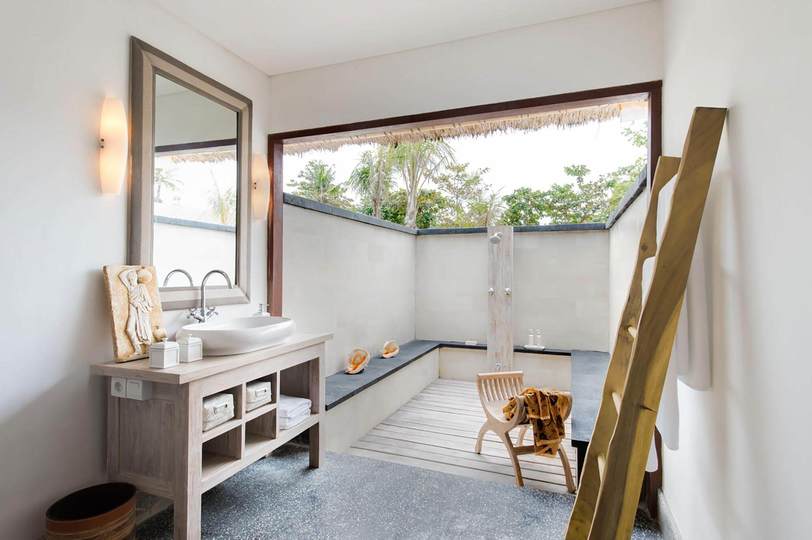 Chic Beachfront with Pool & Style – Bali Villa 1052