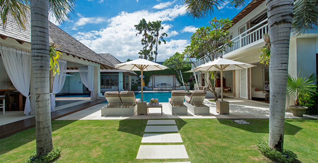 Lush Escapes by the Ocean – Bali Villa 1064