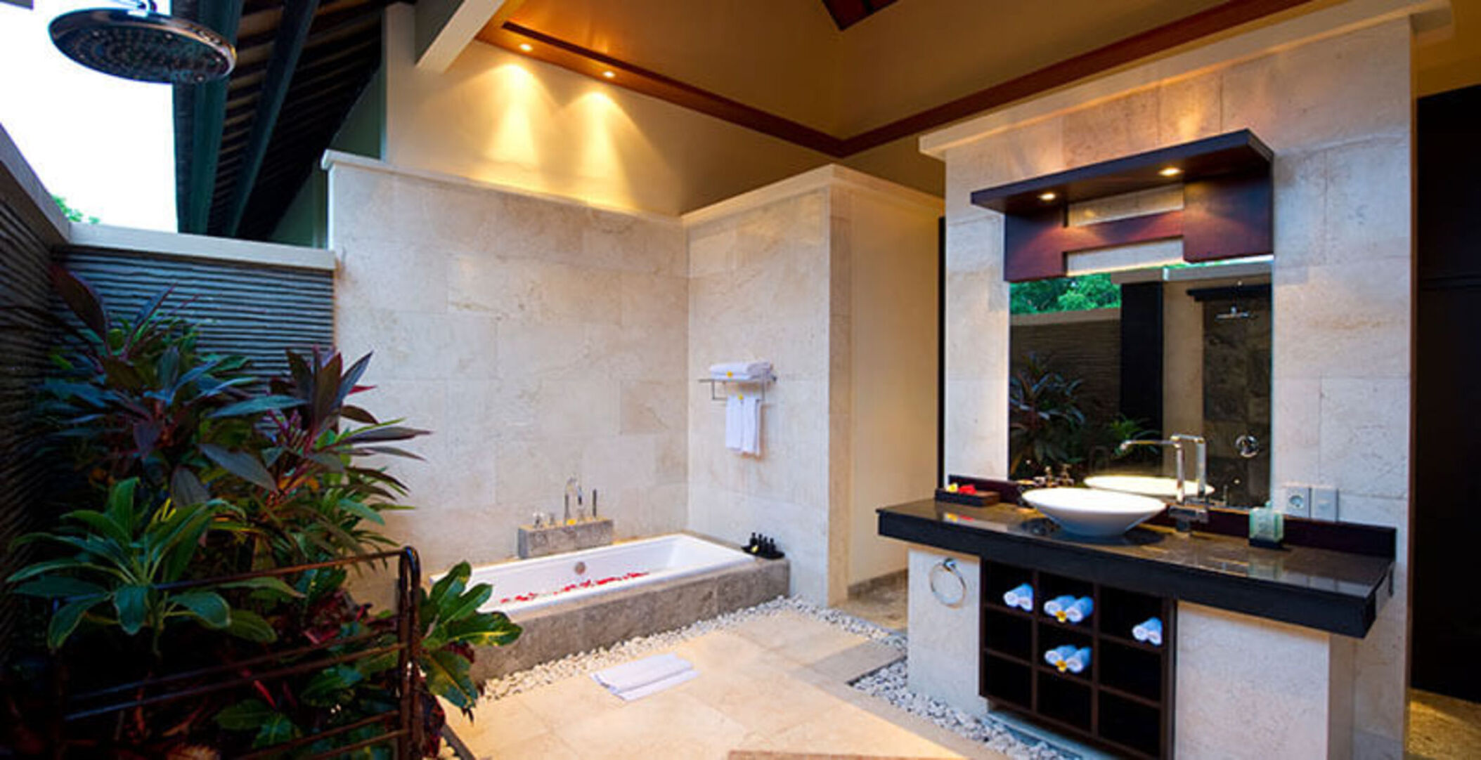 Beachfront Bliss Awaits You – Bali Villa 1076