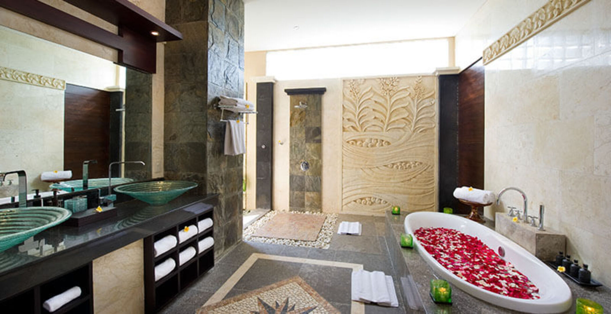 Beachfront Bliss Awaits You – Bali Villa 1076