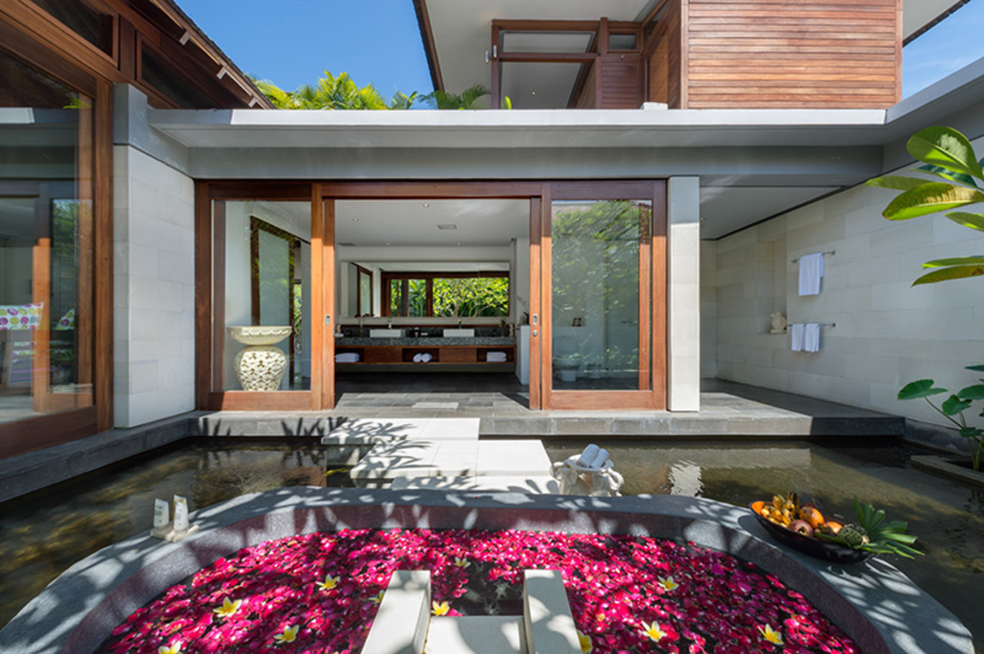 Spacious Luxury Retreat Near Beach – Bali Villa 1098