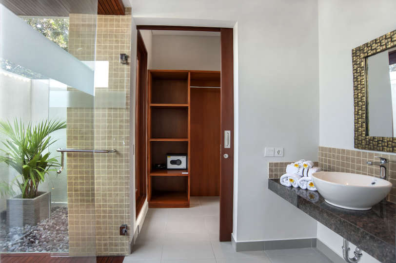 Rent a Luxury Villa in Bali Close to the Beach, Bali Villa 2054