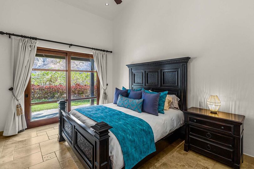 Luxury 5-Star Villa in San José: Pool & Beach Bliss!