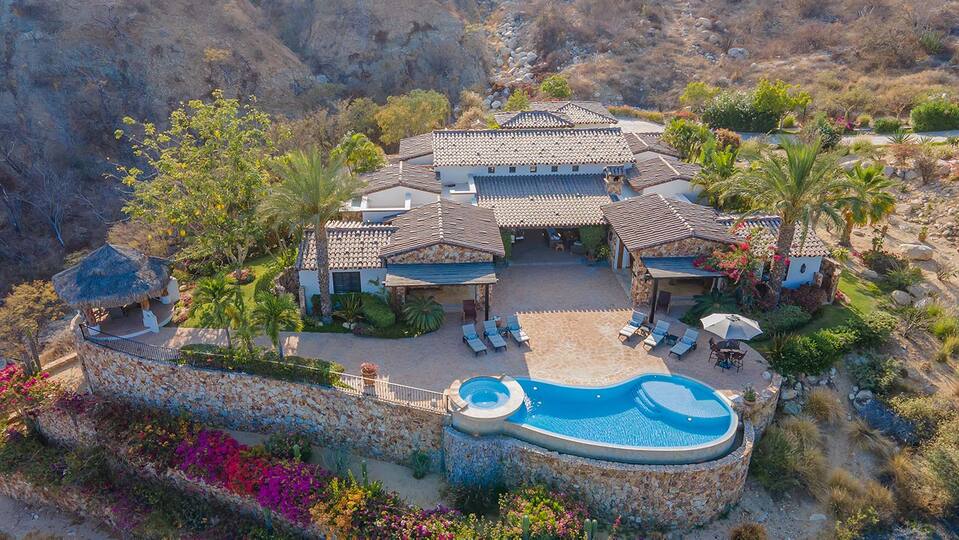 Luxury 5-Star Villa in San José: Pool & Beach Bliss!