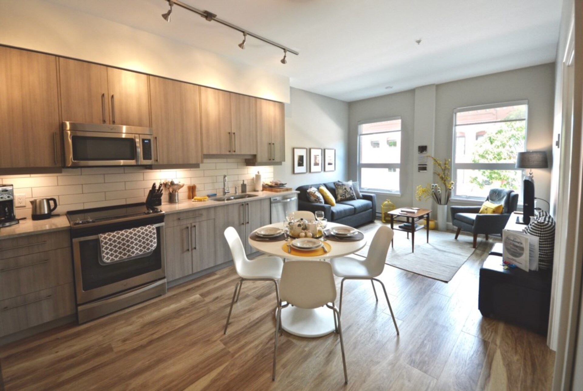 Beautiful 5 Star Apartment minutes from City Centre, Vancouver Island Apartment 1001