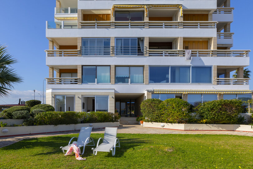 Imagine You and Your Family Renting this Perfect Beachfront Apartment, Larnaca Apartment 1388
