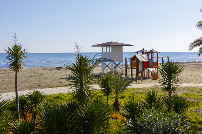 Imagine You and Your Family Renting this Perfect Beachfront Apartment, Larnaca Apartment 1388
