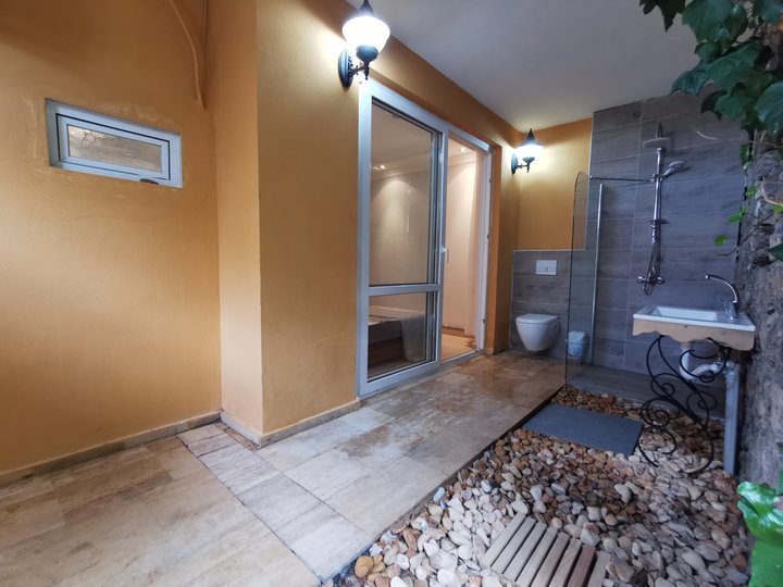 cool outdoor en-suite bathroom
