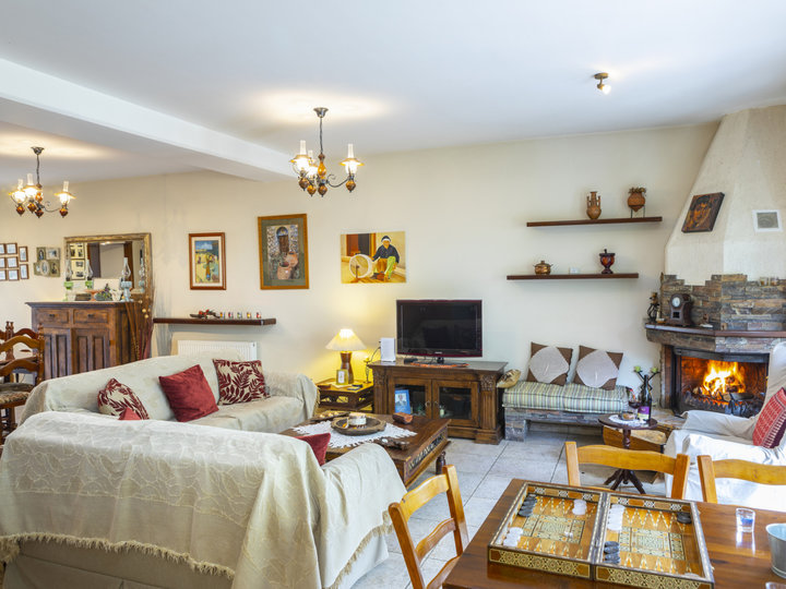 You and Your Family will love this Villa close to the beautiful town of Limassol, Limassol Villa 1003