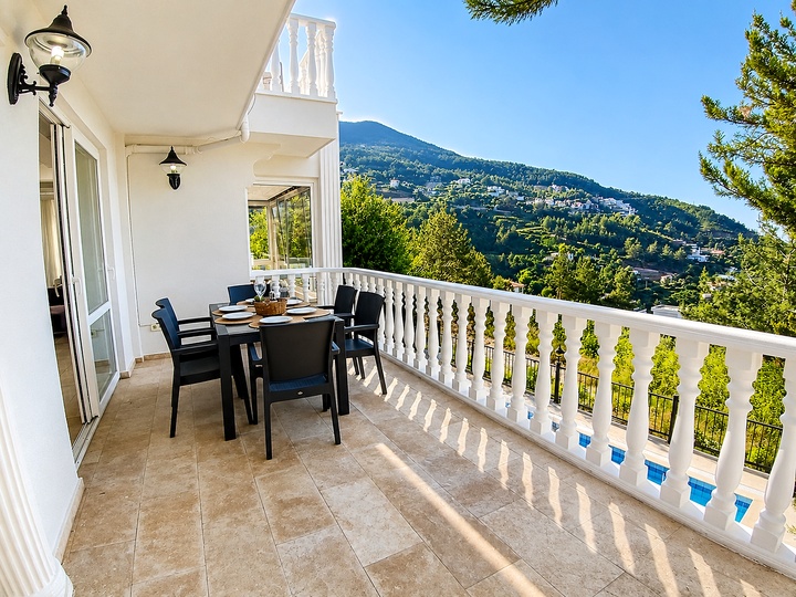 5 Star Villa Harmony – Sea & Mountain Escape