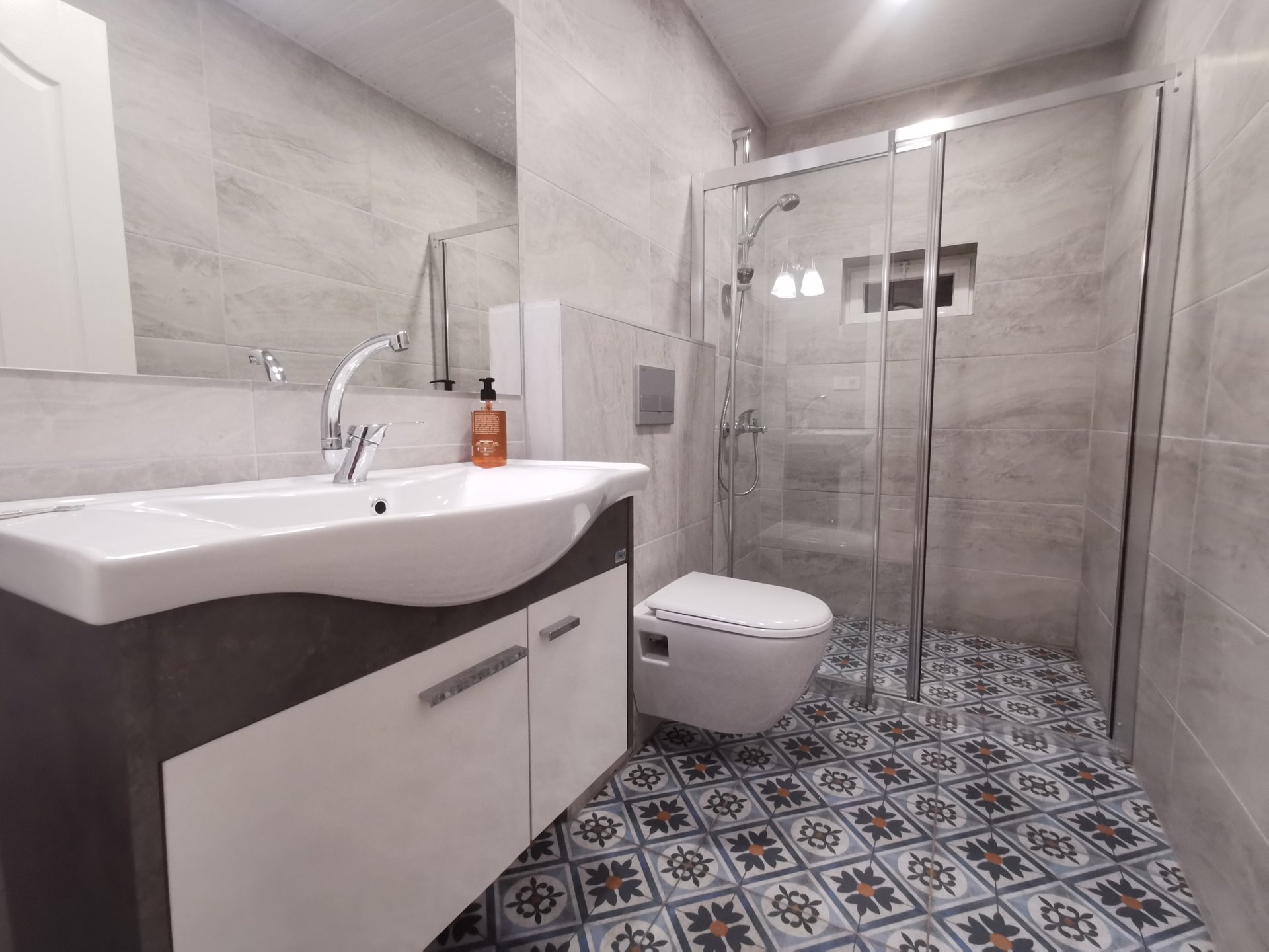 En-suite bathroom for Master bedroom 1