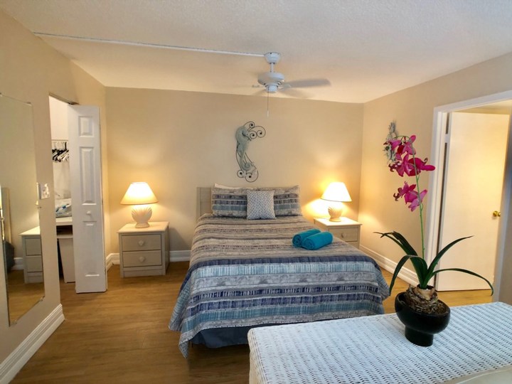 Exclusive Holiday Condo, minutes from the beach, Florida Condo 5817