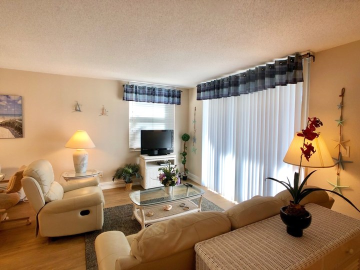 Exclusive Holiday Condo, minutes from the beach, Florida Condo 5817