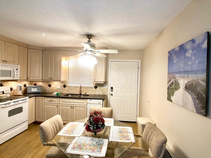 Exclusive Holiday Condo, minutes from the beach, Florida Condo 5817