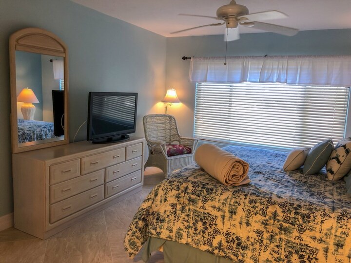 The Ultimate 2 Bedroom Condo on Santa Maria Harbor Resort, Florida Condo 5934