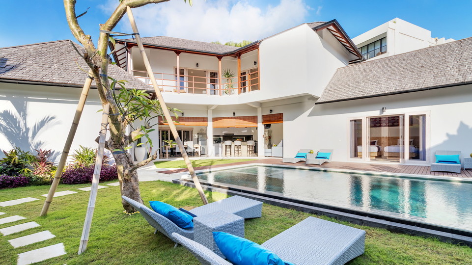 Charming 7BR Villa W/ Pool & Balcony in Bali, Bali villa 2206, Jalan Batu Belig, Indonesia