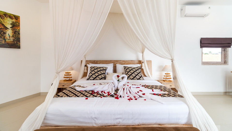 Charming 7BR Villa W/ Pool & Balcony in Bali, Bali villa 2206