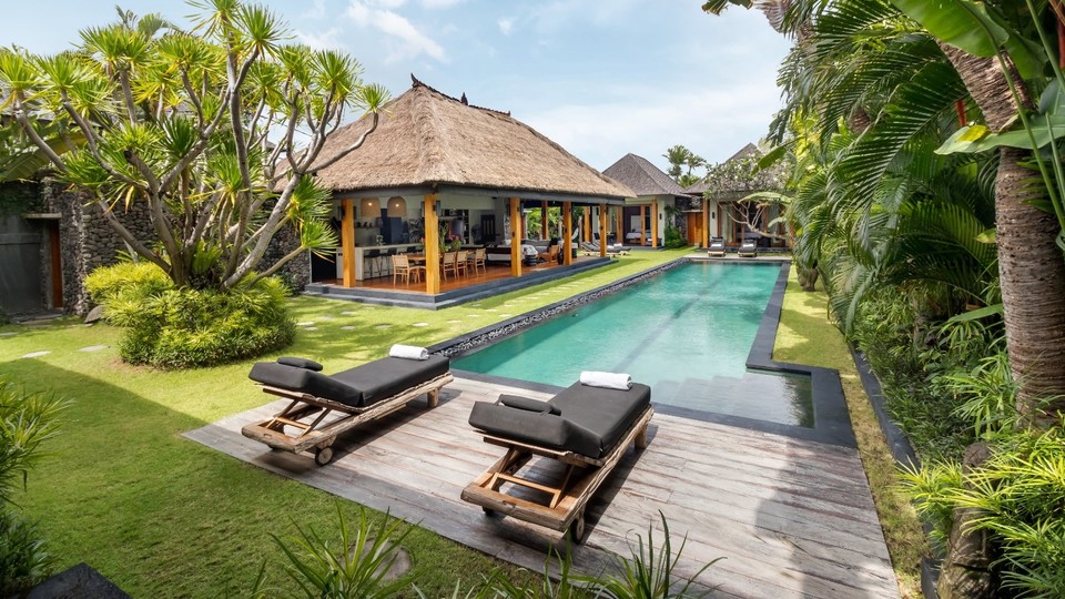 Cheerful 3BR Villa W/ Pool & Garden, Bali Villa 2213