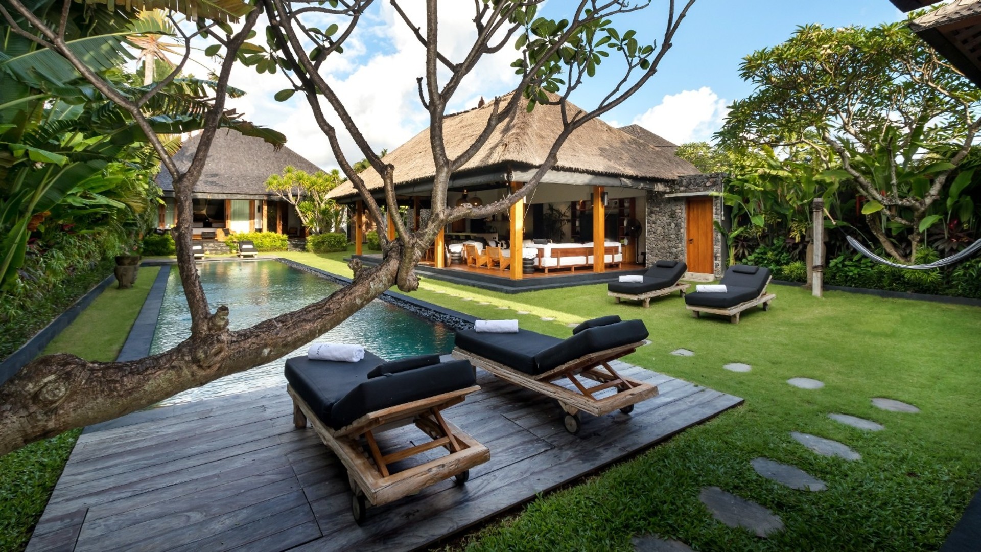 Cheerful 3BR Villa W/ Pool & Garden, Bali Villa 2213
