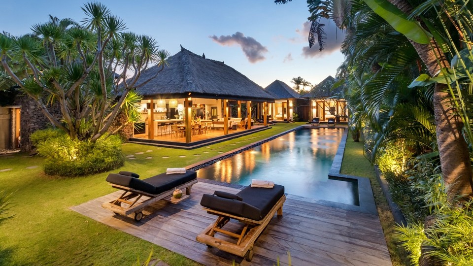 Cheerful 3BR Villa W/ Pool & Garden, Bali Villa 2213