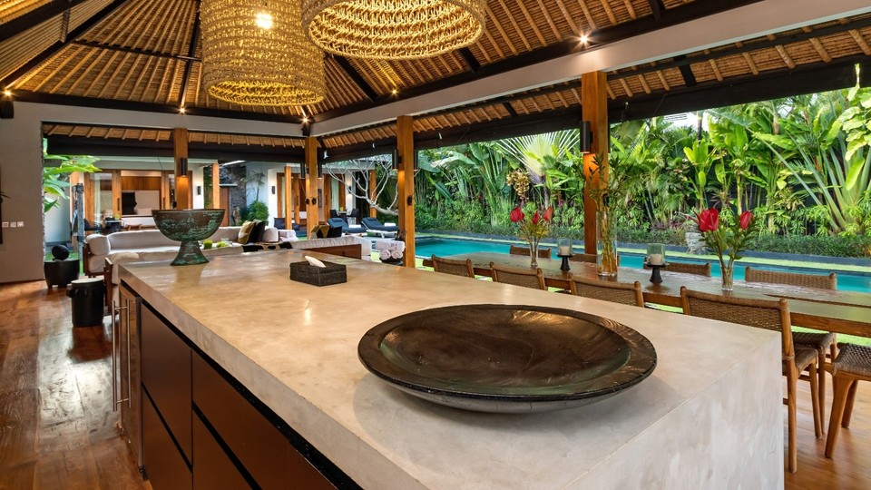 Cheerful 3BR Villa W/ Pool & Garden, Bali Villa 2213
