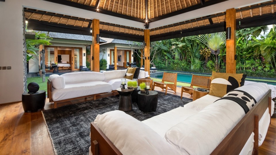Cheerful 3BR Villa W/ Pool & Garden, Bali Villa 2213