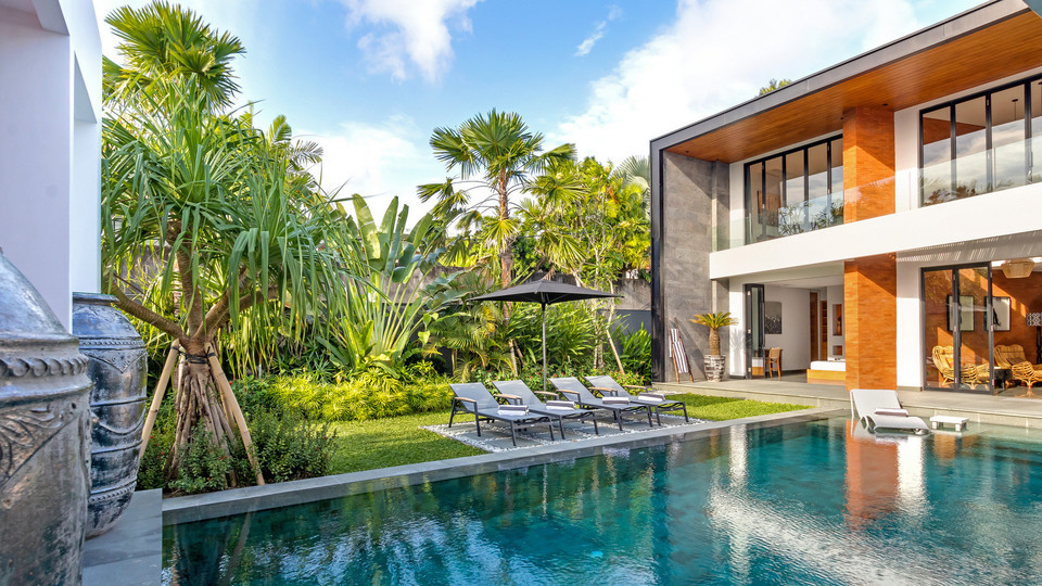 Cheerful 4BR Villa W/ Pool & Balcony, Bali Villa 2219