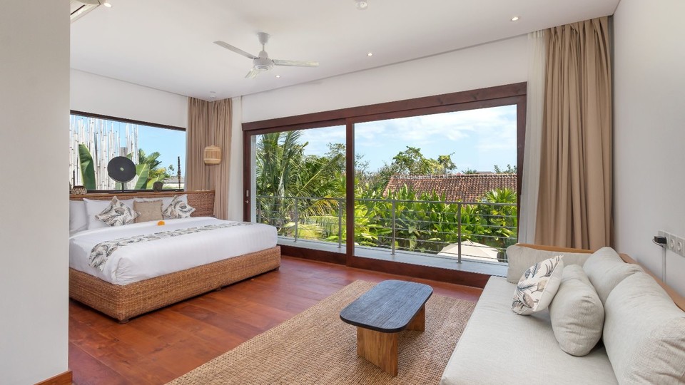 Modern 4BR Villa W/ Pool & Balcony, Bali Villa 2220