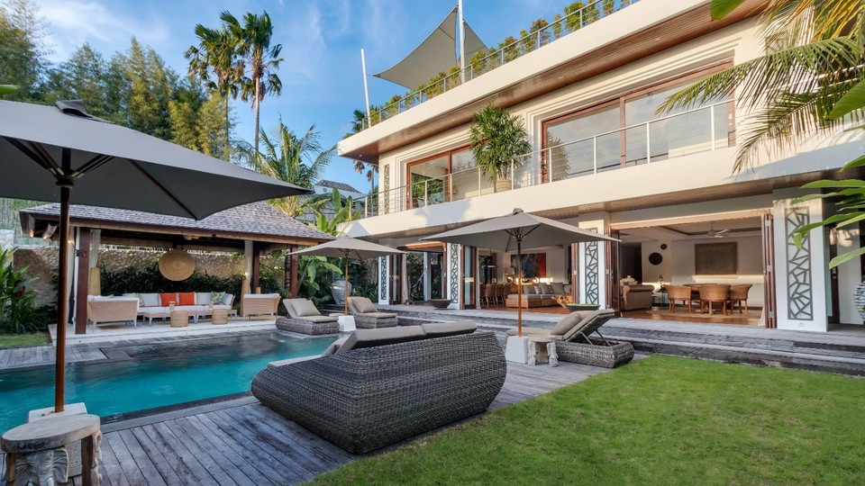Modern 4BR Villa W/ Pool & Balcony, Bali Villa 2220