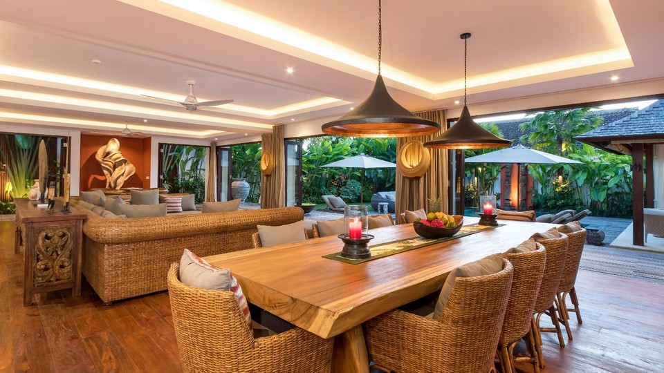 Modern 4BR Villa W/ Pool & Balcony, Bali Villa 2220