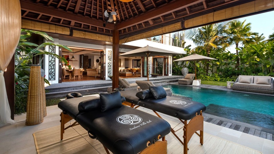 Modern 4BR Villa W/ Pool & Balcony, Bali Villa 2220