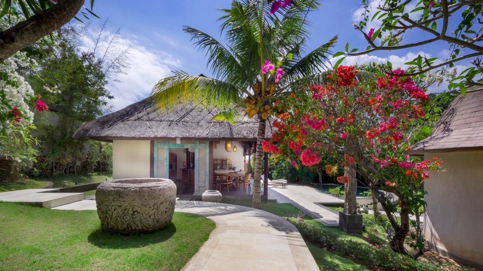 Spacious 2BR Villa W/ Pool & Garden, Bali Villa 2227