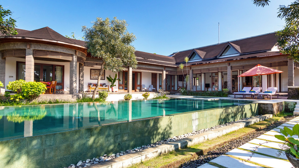 Spacious 4BR Villa W/ Pool & Garden, Bali Villa 2233