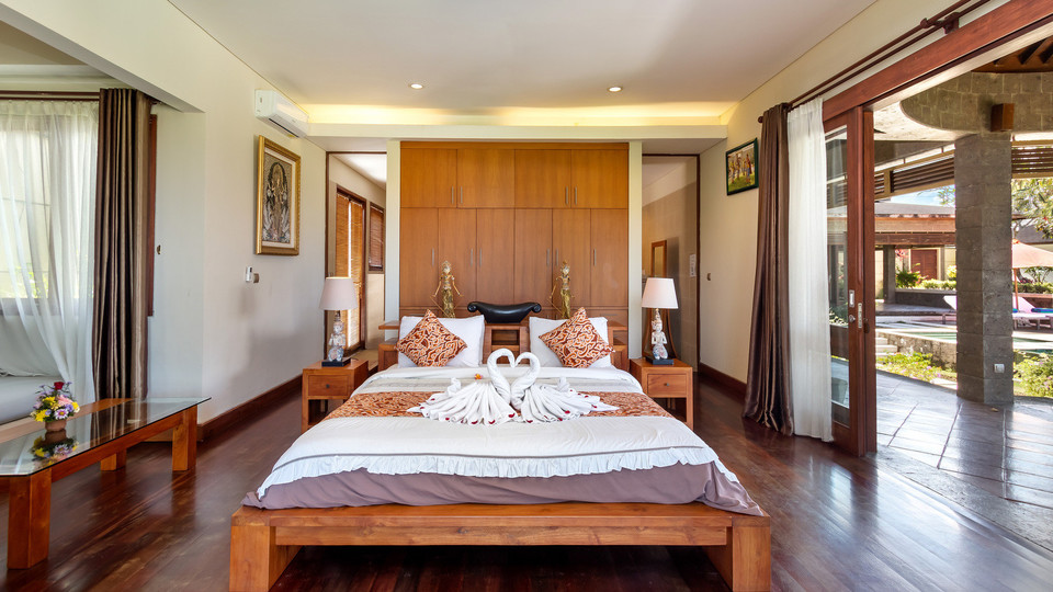Spacious 4BR Villa W/ Pool & Garden, Bali Villa 2233