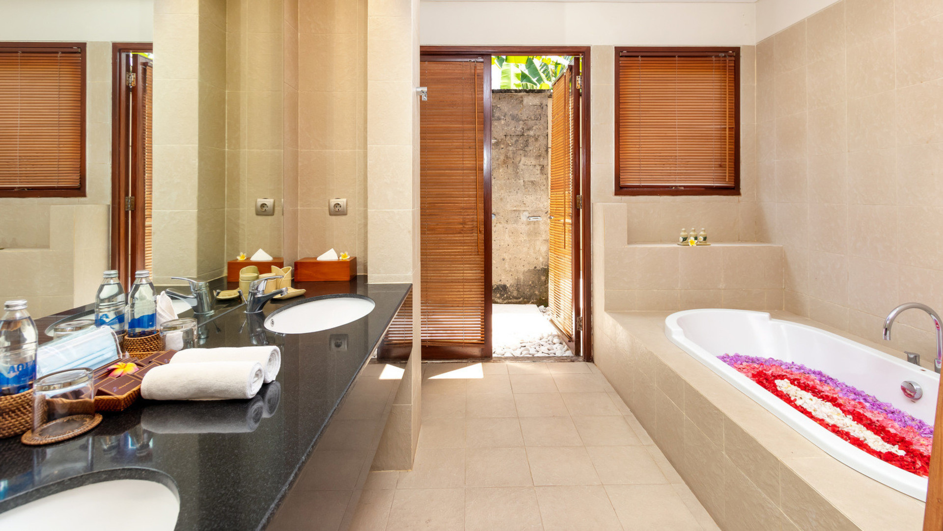 Spacious 4BR Villa W/ Pool & Garden, Bali Villa 2233
