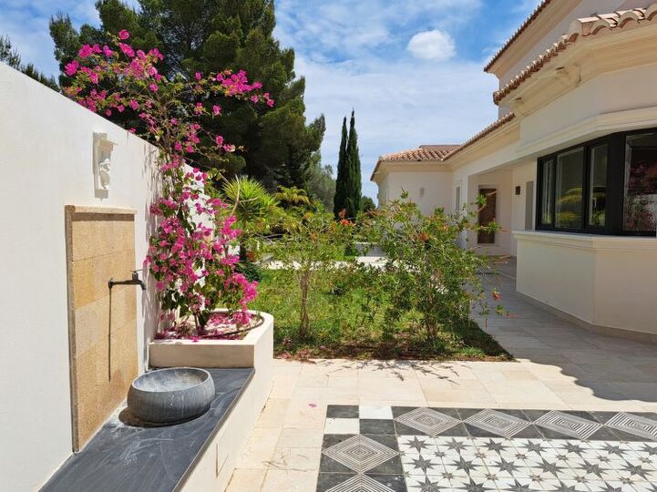 Seaside Serenity in a 4 Bed Villa,1088