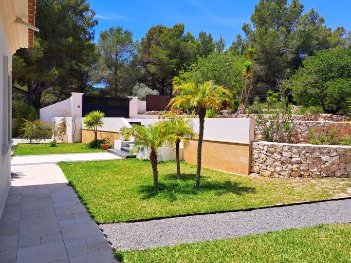 Seaside Serenity in a 4 Bed Villa,1088
