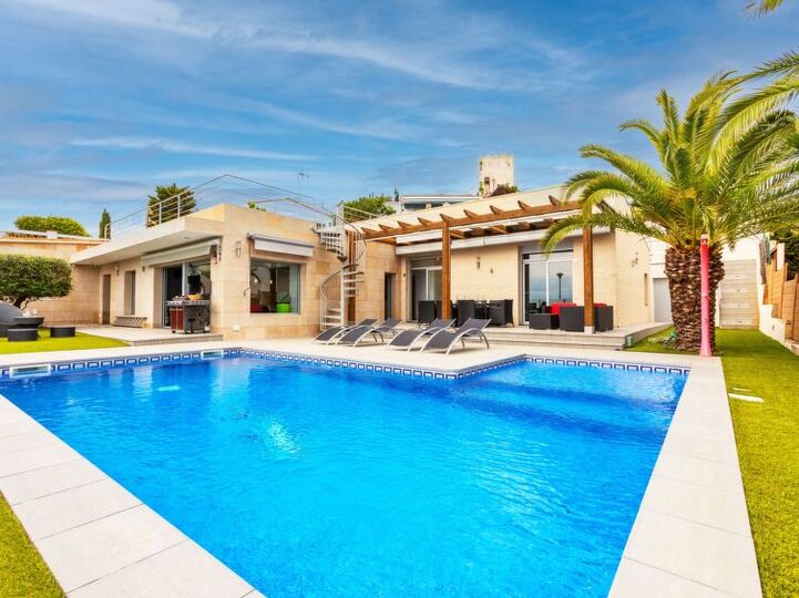 Tranquil Seaside Haven: 4 Bed Villa,1072, Lloret de Mar, Spain